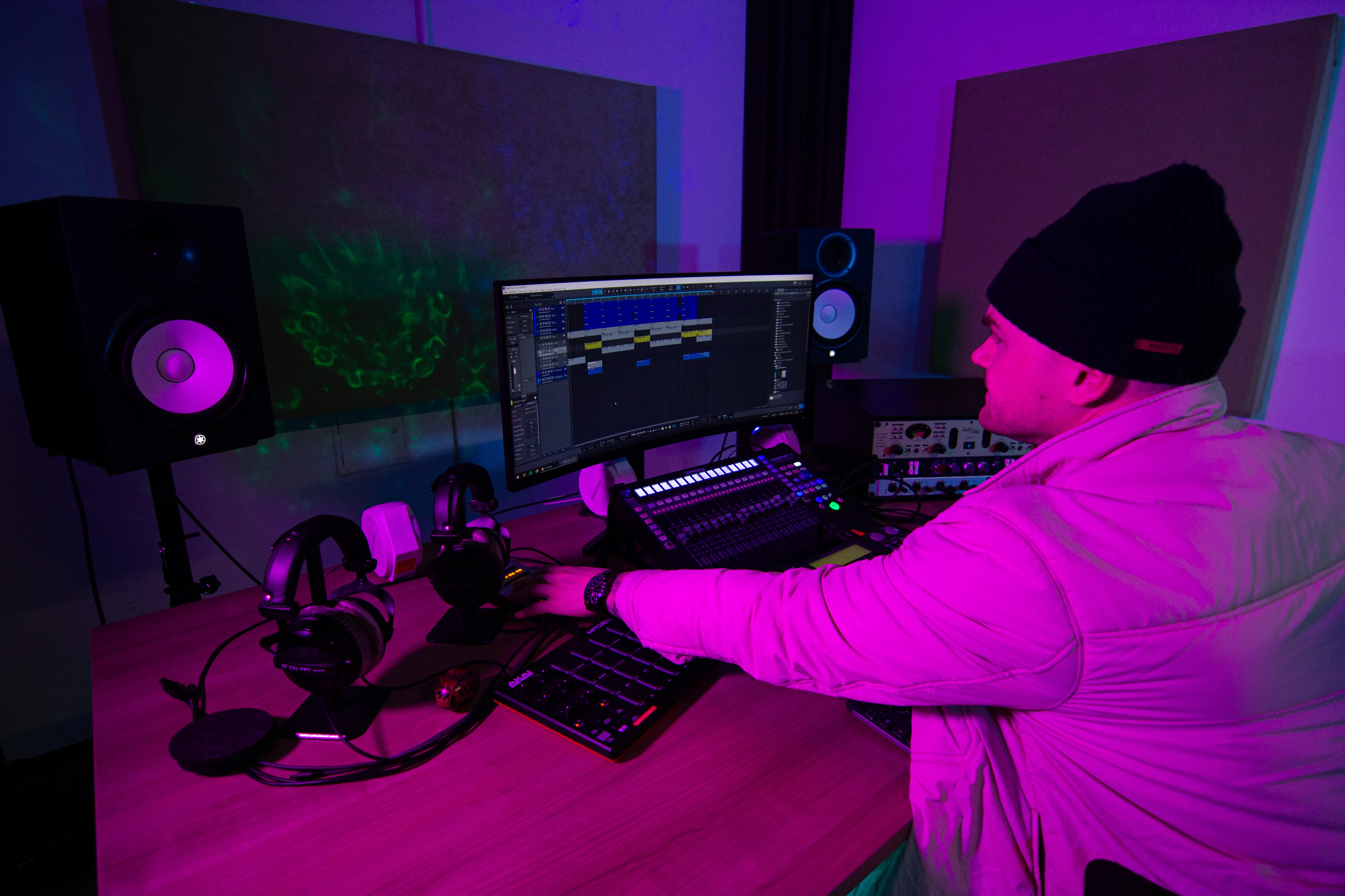 Marco Hesina bei der Produktion und Arrangement-Arbeit am Bildschirm