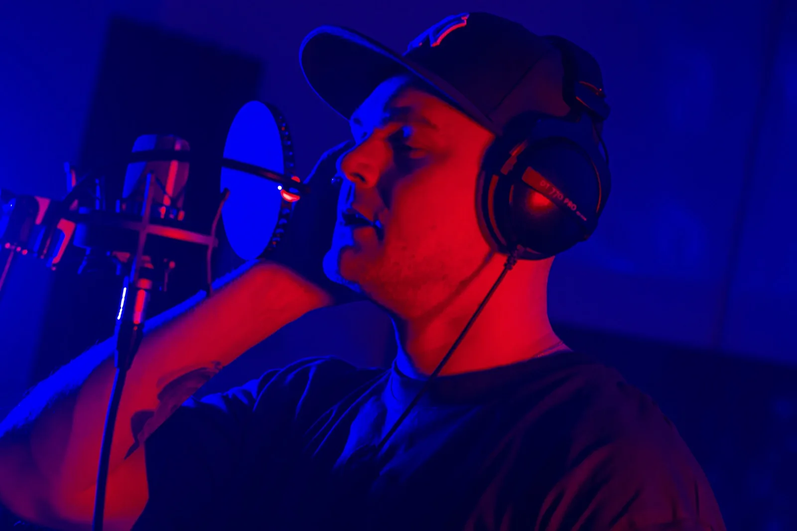 Marco Hesina bei einer Vocalaufnahme am Mikrofon